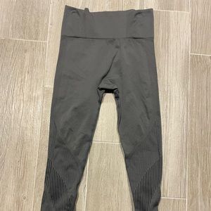 Gray Grid Performance Hi-Rise 7/8 24"